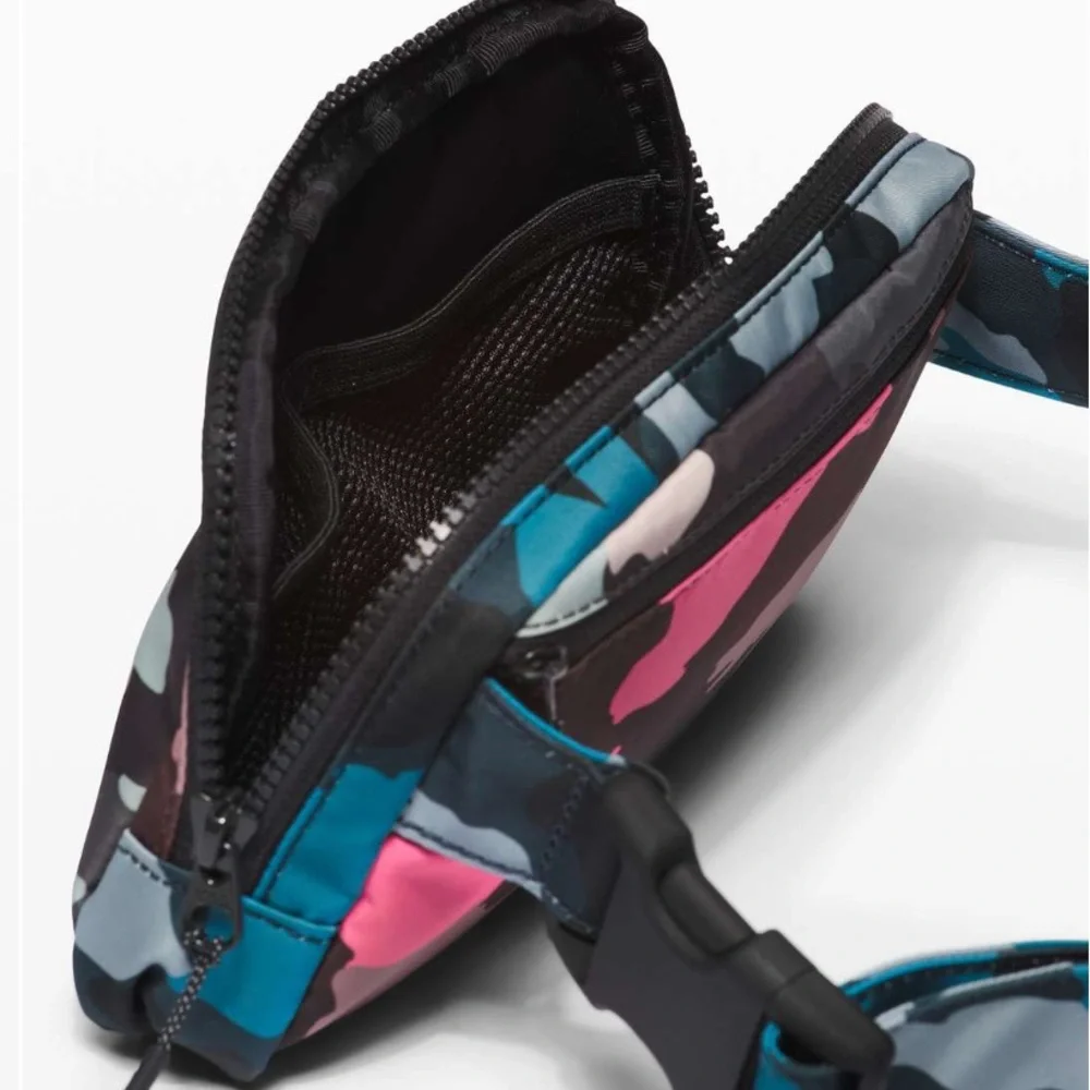 Lululemon Everywhere Belt Bag